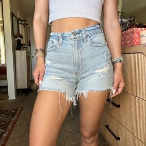 Abercrombie & Fitch High Rise Mom Shorts – Light Wash Distressed 24